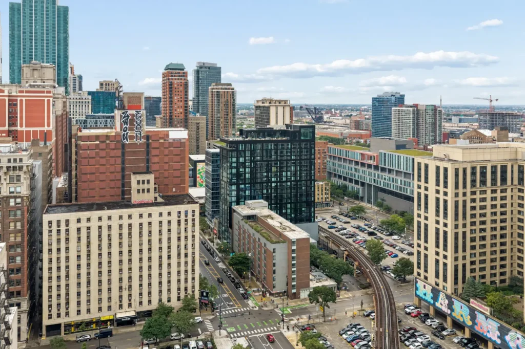Aerial rendering of the tower beside the Chicago River, transit lines, bridges, and surrounding city buildings.